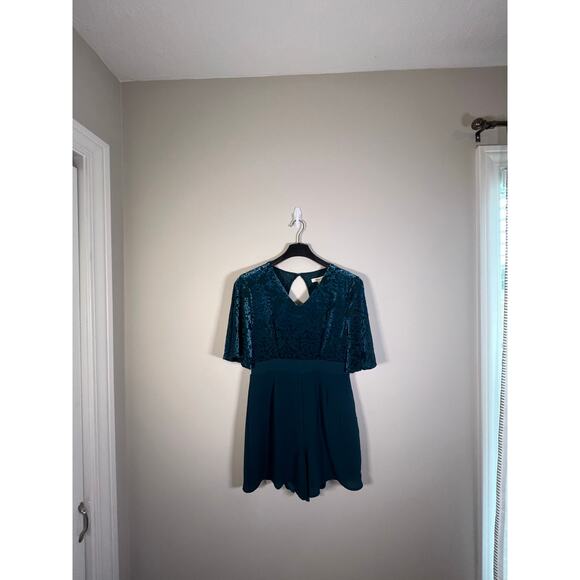 NEW! Francesca's teal flutter sleeve velvet lined romper womens size L - Picture 4 of 9